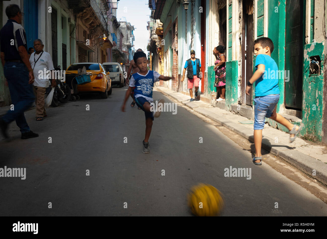 Un groupe de jeunes garçons jouant au football dans les rues de La Havane, Cuba Banque D'Images