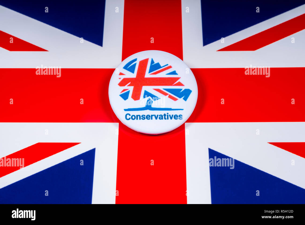 Londres, Royaume-Uni - 18 novembre 2018 : un parti conservateur pin's badge sur le pavillon britannique. Banque D'Images