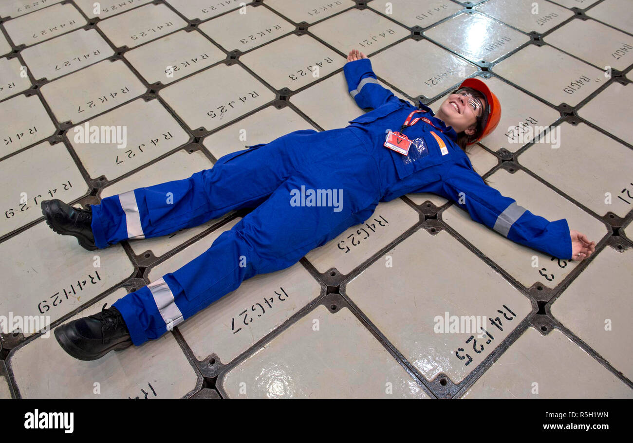 Une jeune femme visiteur couché sur le haut du cœur du réacteur d'Hinkley Point B Station nucléaire en Somerset, Royaume-Uni Banque D'Images