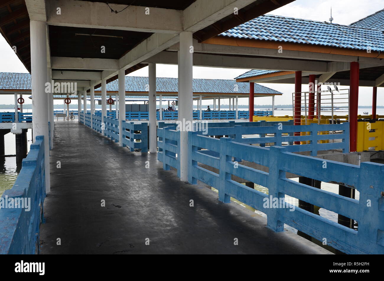 La jetée principale de Kampung Bagan Sungai Lima, un authentique village de pêcheurs chinois, la Malaisie. Bagan - Kampung Sungai Lima est situé sur la rivière cinquième Banque D'Images