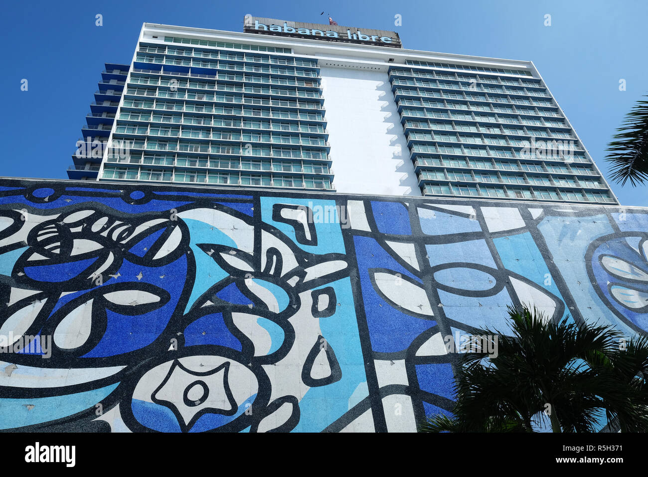 L'hôtel Habana Libre, tuile peinture par Amelia Pelaez, Vedado, La Havane, Cuba, Caraïbes Banque D'Images
