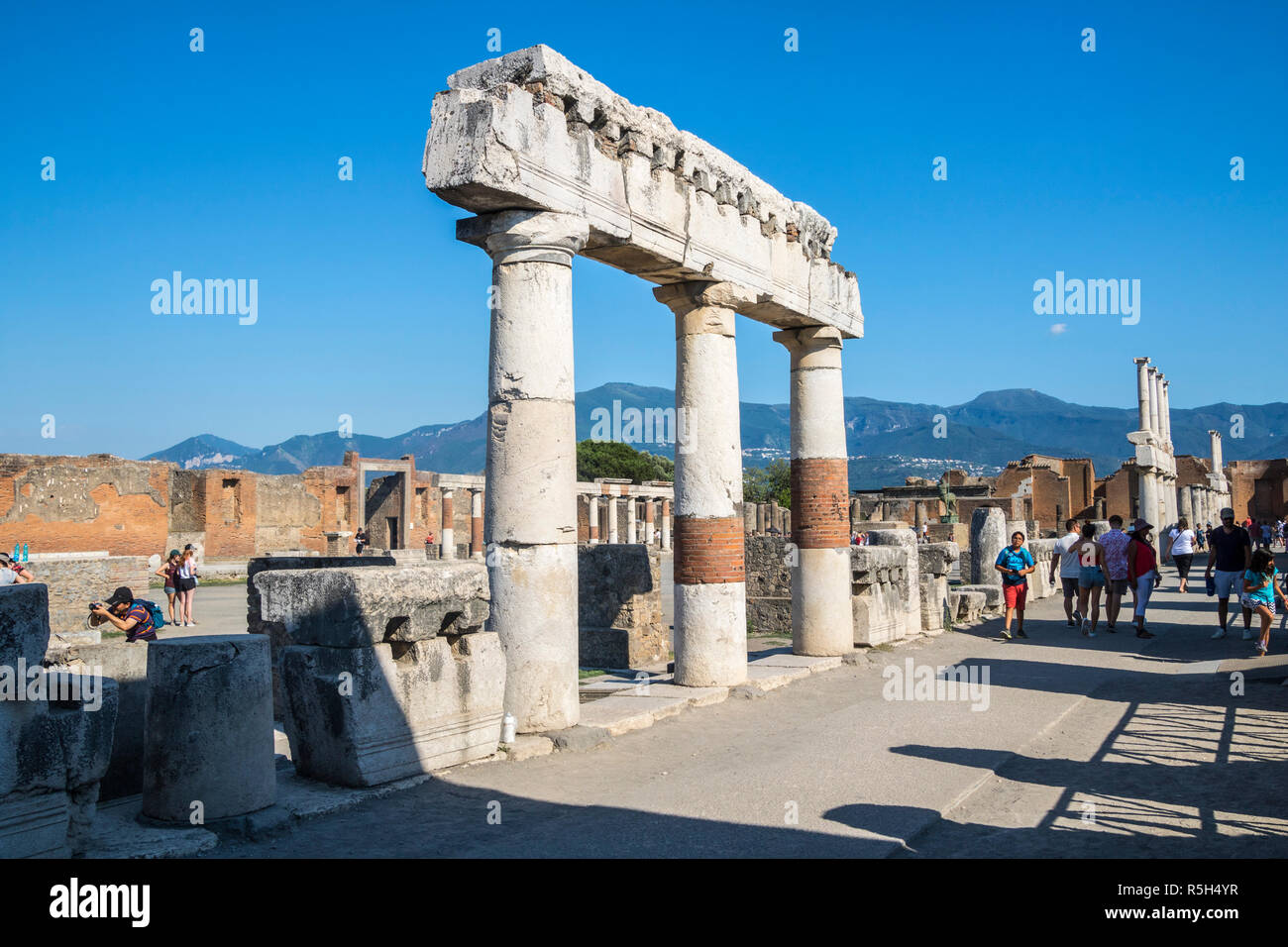 Les touristes visitant la foule explorting pompéi forum portique place principale, préservée du site mondial de l'éruption du Vésuve, Naples, Italie l'histoire romaine Banque D'Images