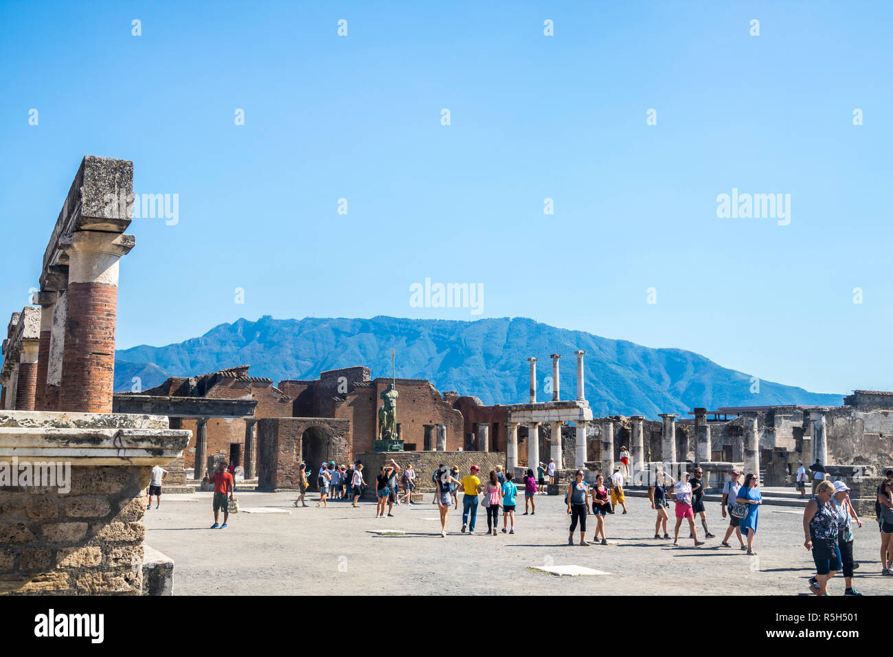 Les touristes visitant la foule explorting pompéi forum portique place principale, préservée du site mondial de l'éruption du Vésuve, Naples, Italie l'histoire romaine Banque D'Images