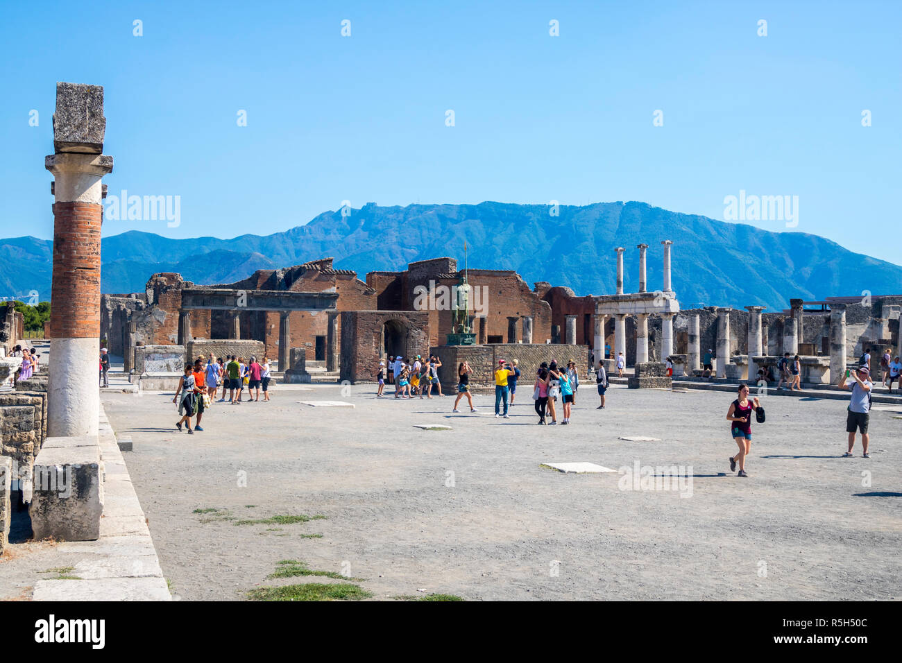 Les touristes visitant la foule explorting pompéi forum portique place principale, préservée du site mondial de l'éruption du Vésuve, Naples, Italie l'histoire romaine Banque D'Images