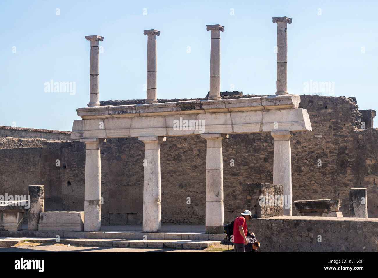 Les touristes visitant la foule explorting pompéi forum portique place principale, préservée du site mondial de l'éruption du Vésuve, Naples, Italie l'histoire romaine Banque D'Images