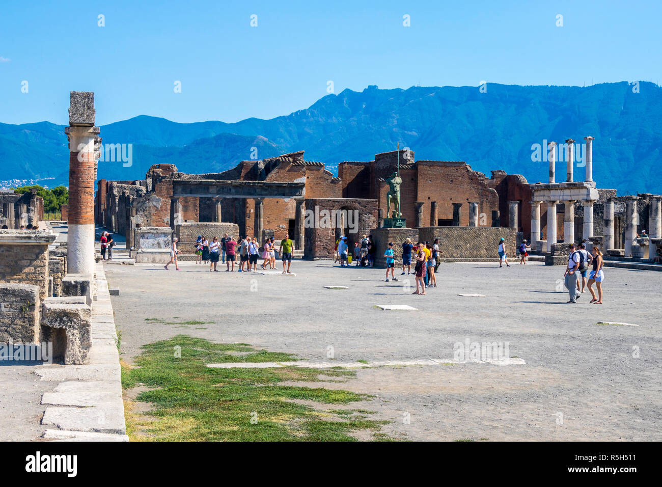 Les touristes visitant la foule explorting pompéi forum portique place principale, préservée du site mondial de l'éruption du Vésuve, Naples, Italie l'histoire romaine Banque D'Images