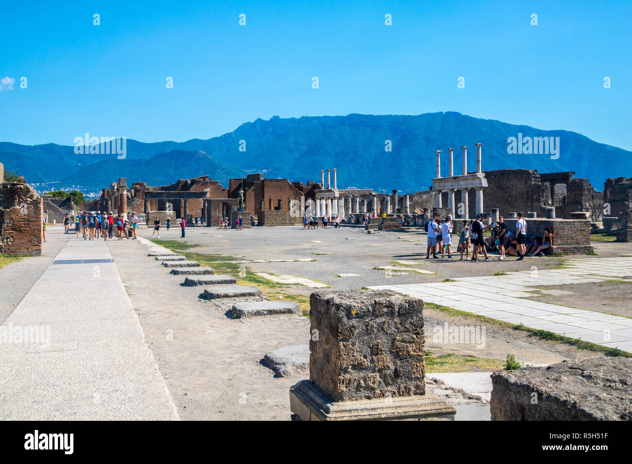 Les touristes visitant la foule explorting pompéi forum portique place principale, préservée du site mondial de l'éruption du Vésuve, Naples, Italie l'histoire romaine Banque D'Images