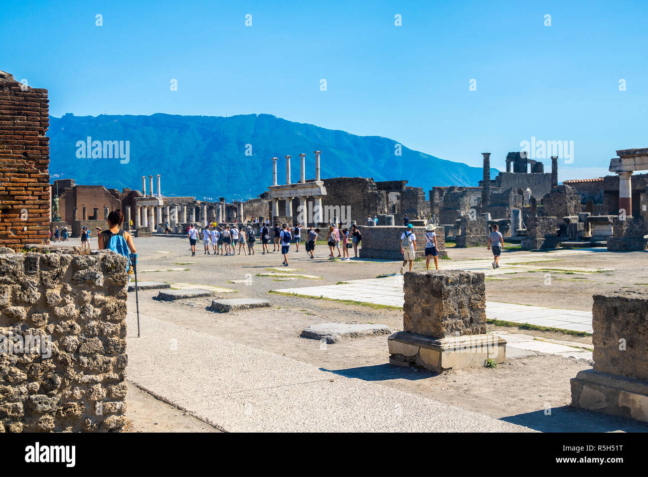 Les touristes visitant la foule explorting pompéi forum portique place principale, préservée du site mondial de l'éruption du Vésuve, Naples, Italie l'histoire romaine Banque D'Images