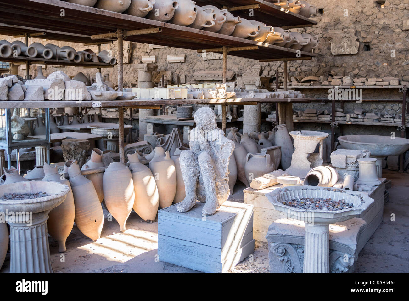 Les cendres d'anciens artefacts homme amphore poterie romaine antique Pompéi, concept à urnes, Pompéi Italie Histoire concept, l'excavation, les fouilles, historique Banque D'Images