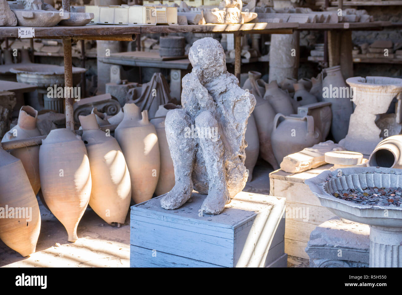 Les cendres d'anciens artefacts homme amphore poterie romaine de Pompéi, concept antique à Pompéi Italie concept historique d'urnes, l'excavation de fouilles, historique Banque D'Images