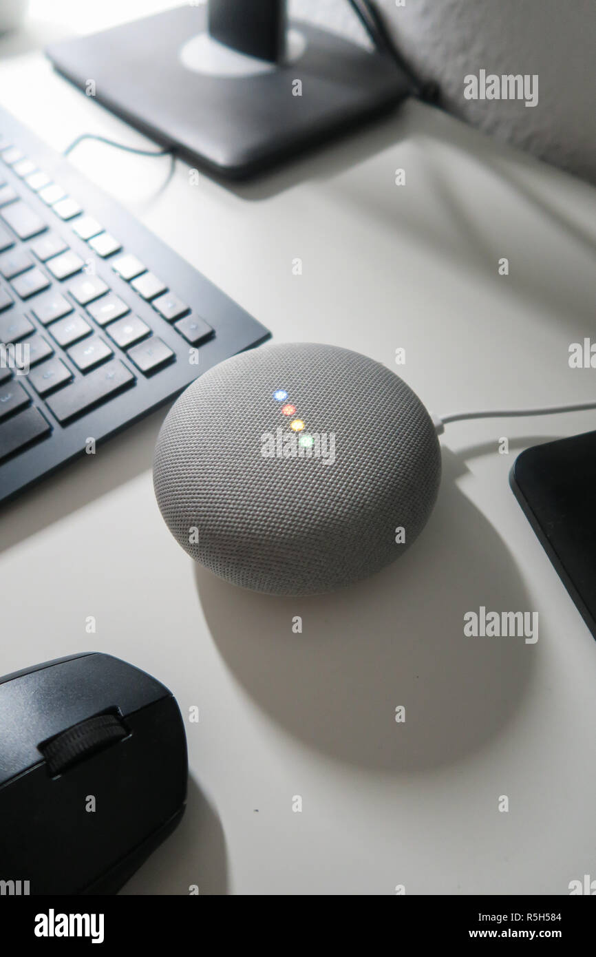 Gray Accueil Google Mini sur un bureau blanc Banque D'Images