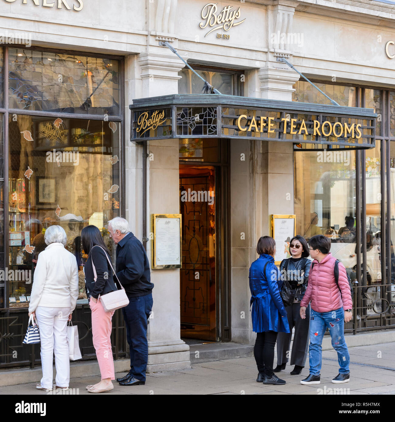 Betty's Cafe Tea Rooms (extérieur) cafe & restaurant populaire avec des gens à la fenêtre de commandes et par entrée - York, North Yorkshire, Angleterre, Royaume-Uni. Banque D'Images Betty's Cafe Tea Rooms (extérieur) cafe & restaurant populaire avec des gens à la fenêtre de commandes et par entrée - York, North Yorkshire, Angleterre, Royaume-Uni. Banque D'Images