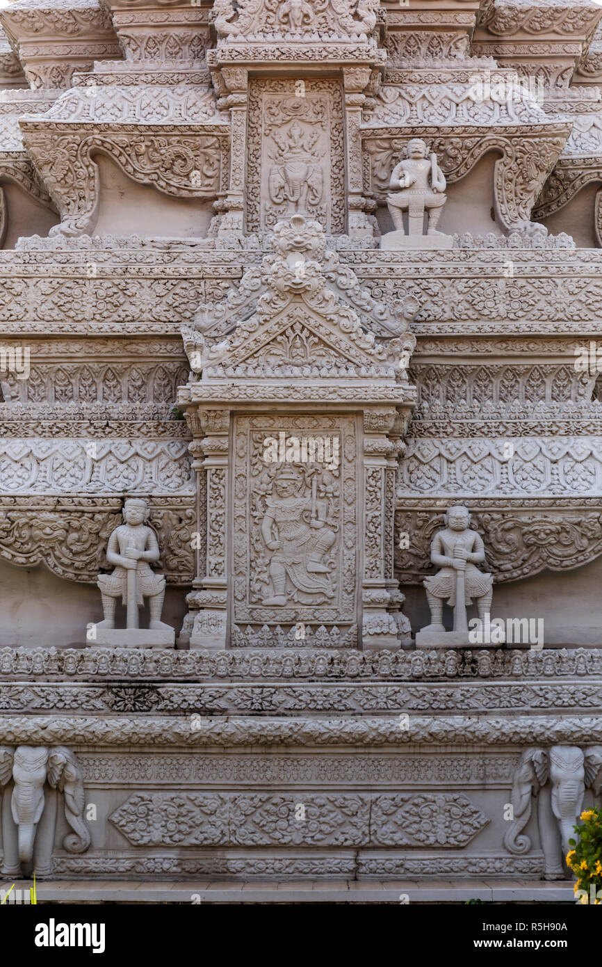 Détail d'un stupa richement décorées du Roi et de la Reine Kossomak Suramarit, Wat Preah Keo au complexe du Palais Royal, Phnom Penh, Cambodge Banque D'Images