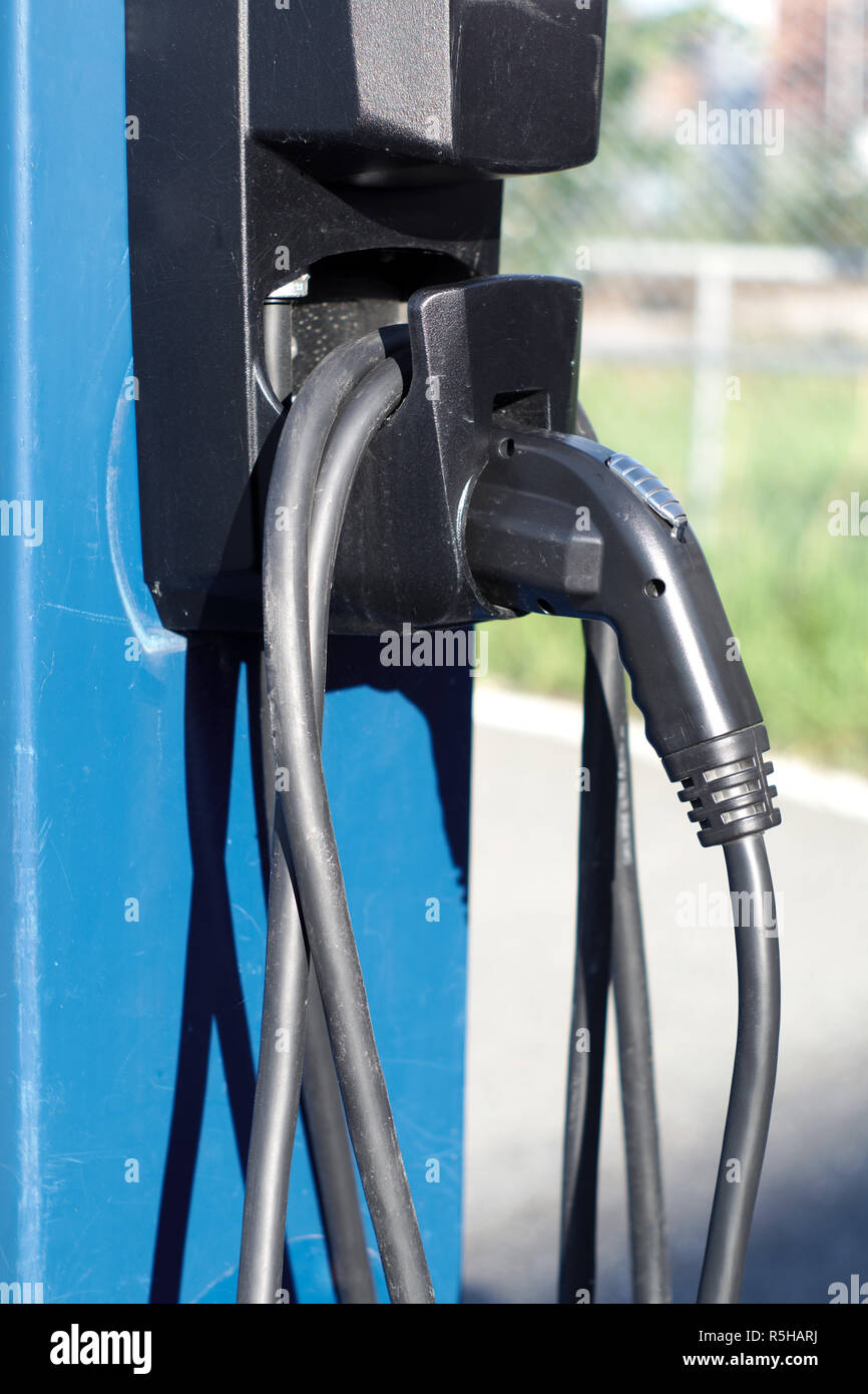 Voiture électrique chargeur station d'alimentation électrique des câbles de recharge du véhicule Banque D'Images