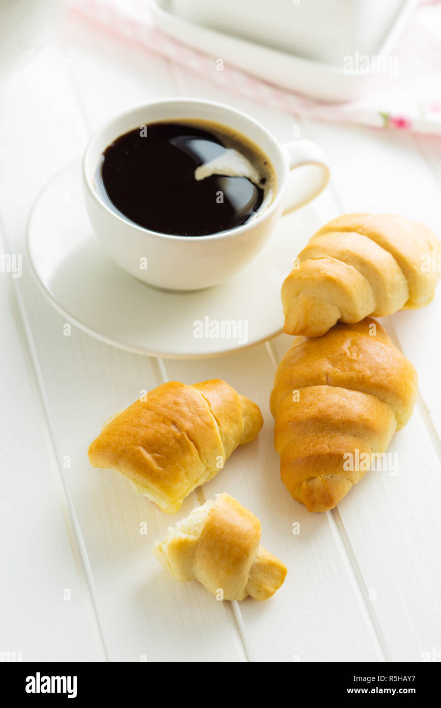 Sweet délicieux croissants et tasse à café. Banque D'Images