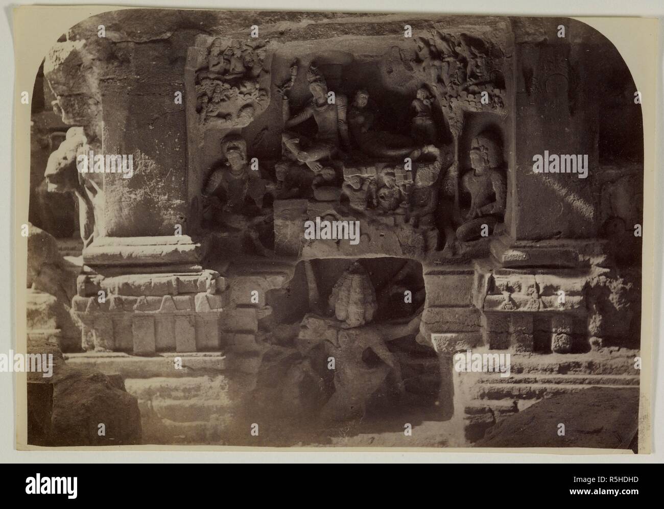 [Panneau sculpté de Ravana sous Kailasa, avec Shiva et Parvati, au-dessus de la grotte hindoue (XVI) Kailasanatha, Ellora.]. Panneau sculpté de Ravana sous Kailasa, avec Shiva et Parvati, au-dessus de la grotte hindoue (XVI) Kailasanatha, Ellora. c. Années 1870. Source : Photo 40(56). Auteur : ANON. Banque D'Images