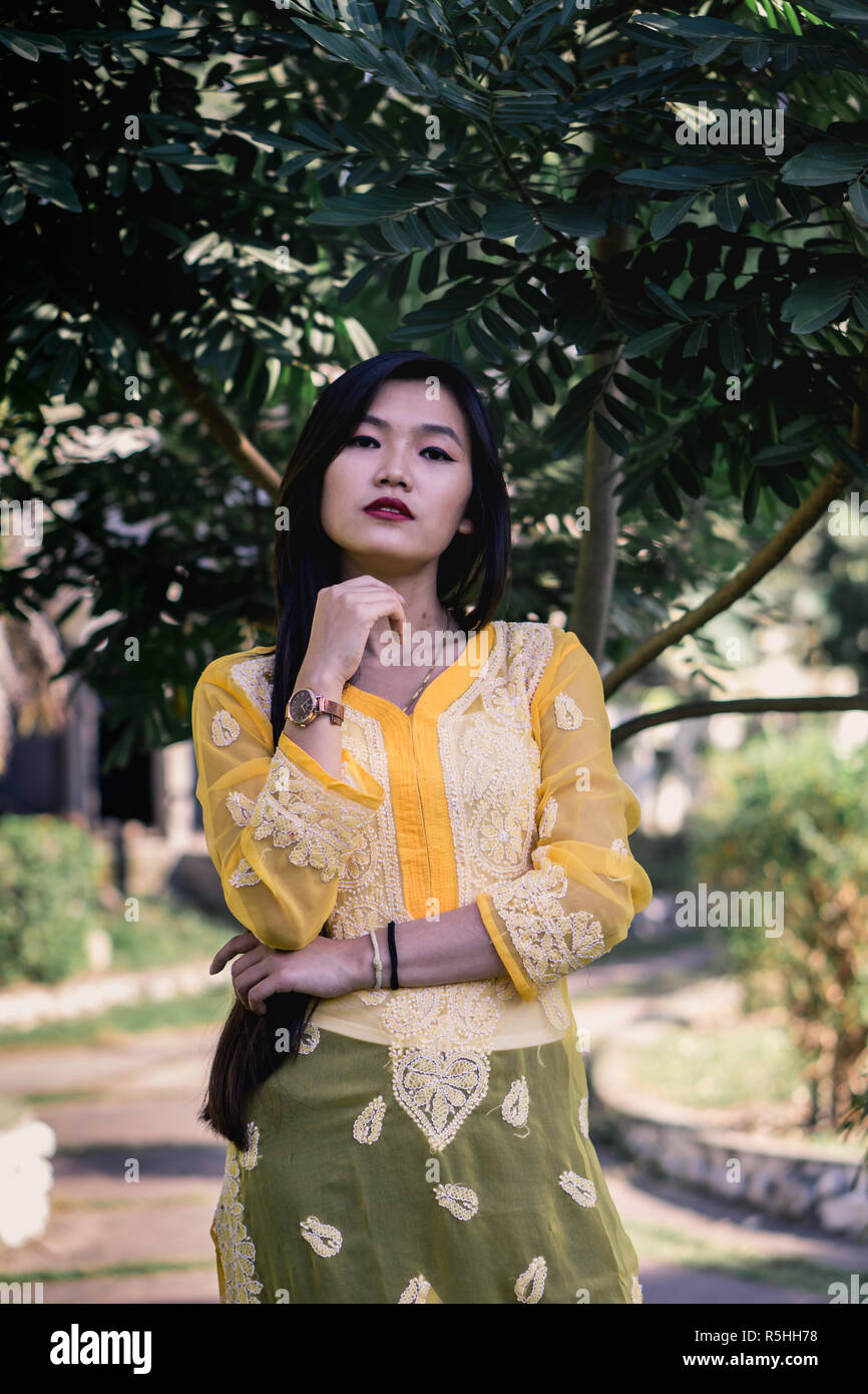 Girl in Chikankari Kurti par Zahba posant pour l'appareil photo dans un parc. Banque D'Images