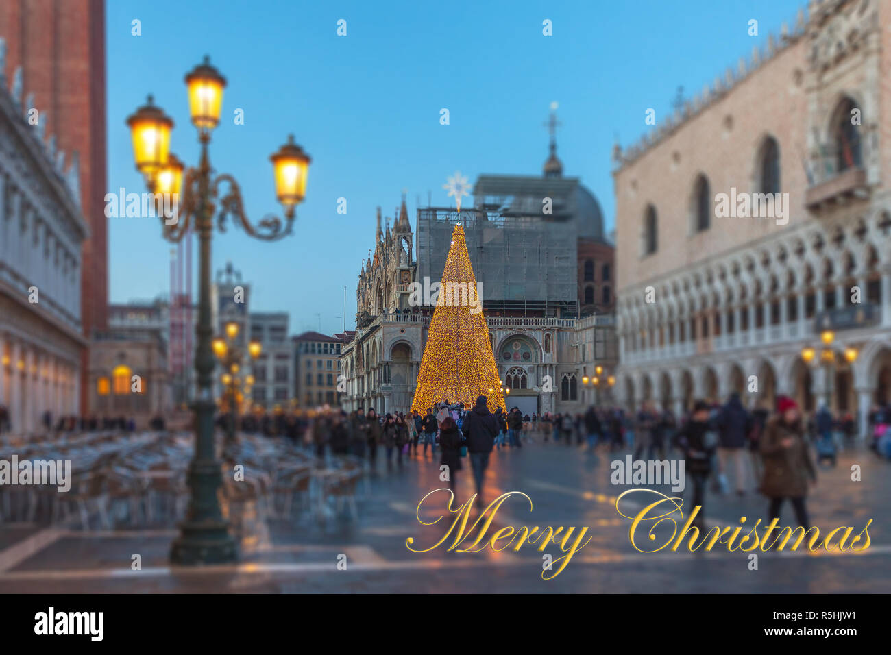 Carte de vœux de Noël avec arrière-plan flou de la Piazza San Marco à Venise Banque D'Images