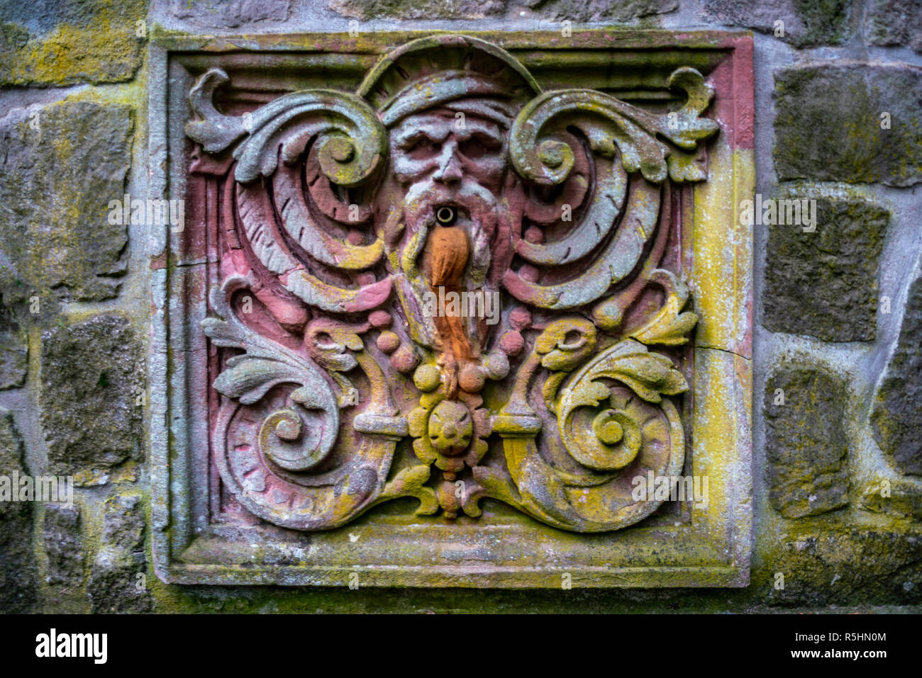 Ancien et coloré trombe marine en pierre ressemblant à un visage Banque D'Images