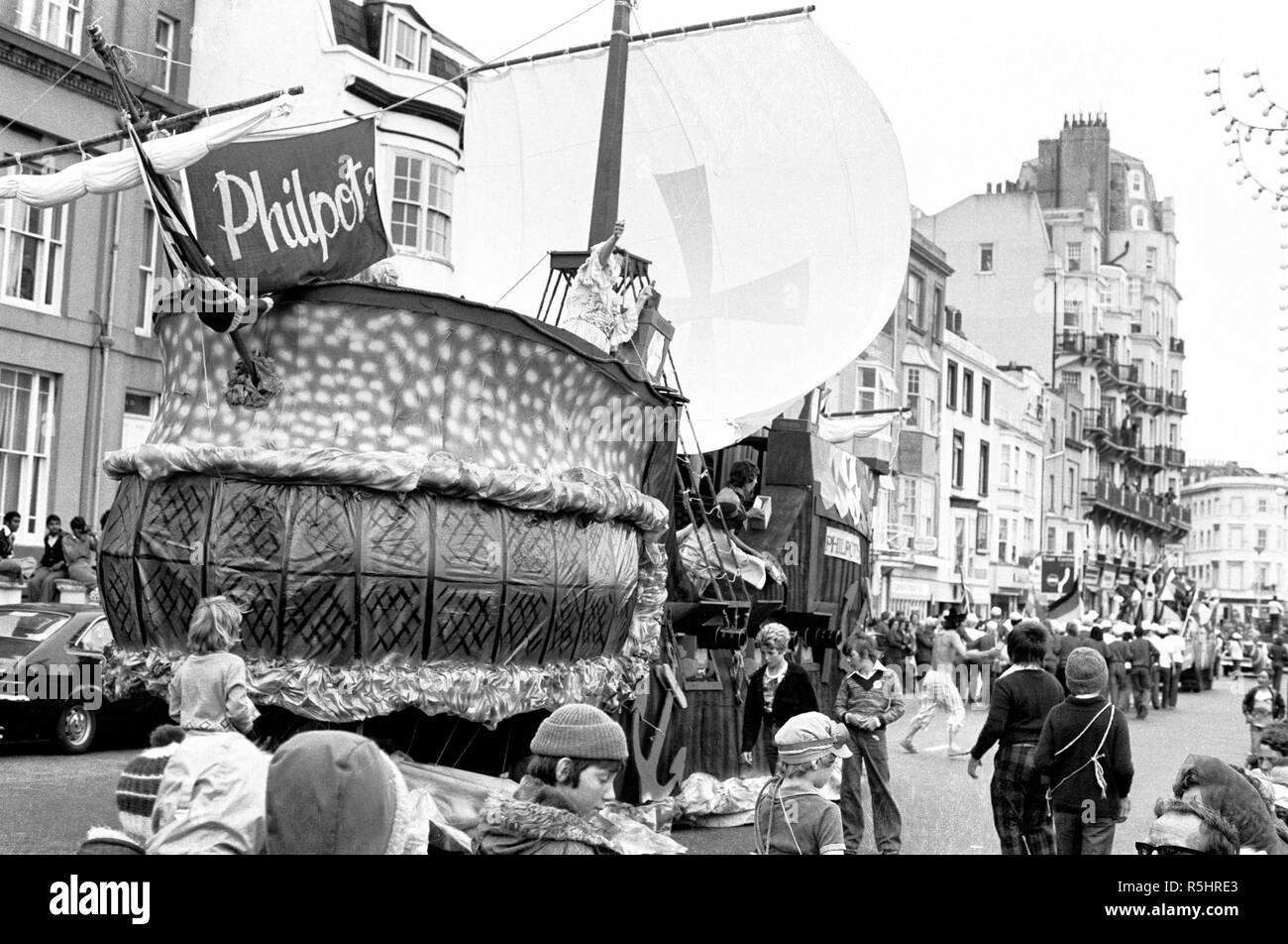 Le gagnant du premier prix dans le flotteur 1977 Hastings carnival faites par Philpots, un grand magasin qui était populaire dans la ville à cette époque. Banque D'Images