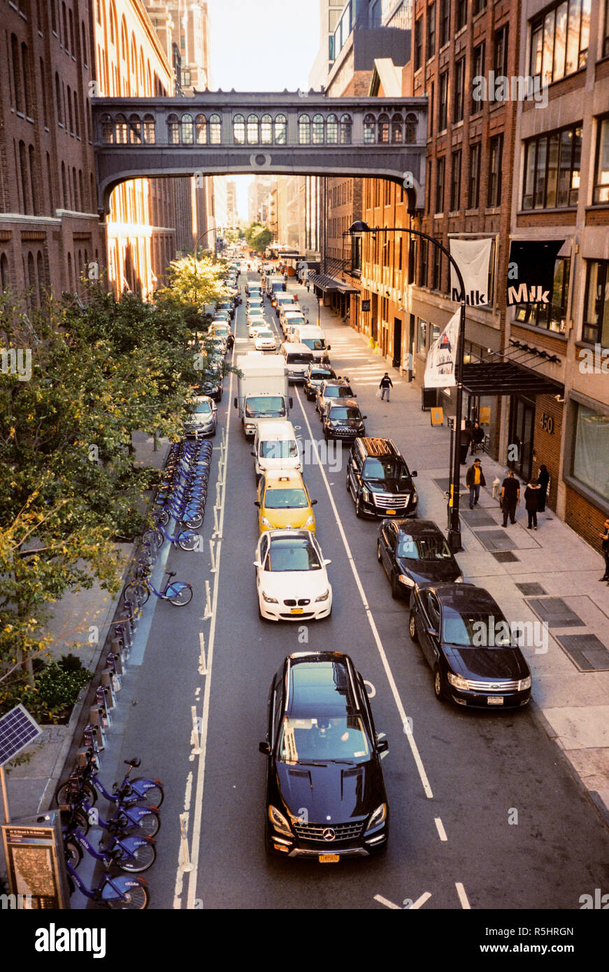 West 15th Street ou skybridge pont en ciel photographié à partir de la ligne haute, Chelsea Market, Chelsea, Manhattan, New York City, États-Unis d'Amérique. Banque D'Images