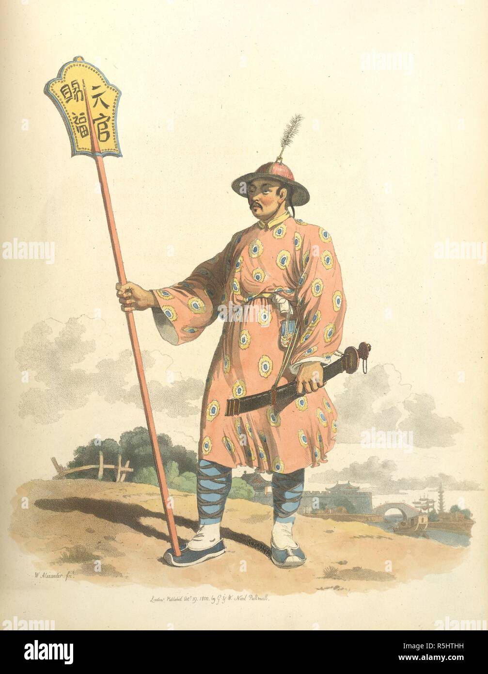 Un porte bannière. Le Costume de la Chine. Illustré dans quarante-huit c. William Miller : Londres, 1805. Selon le texte "un soldat travaillant dans un roulement standard, ou dorure, sur laquelle sont représentés des personnages, ce qui probablement afficher certains titre de l'empereur". "Sa robe est nankeen coton, qui est liée à la taille, à l'impérial ou ceinture jaune, et ses jambes sont contre-gartered : son chapeau de paille est la couronne est recouvert d'une frange de soie rouge. Son épée est comme customery avec les Chinois, est porté avec la garde derrière'. Image tirée du costume de la Chine. Illustré dans quarante-gie Banque D'Images