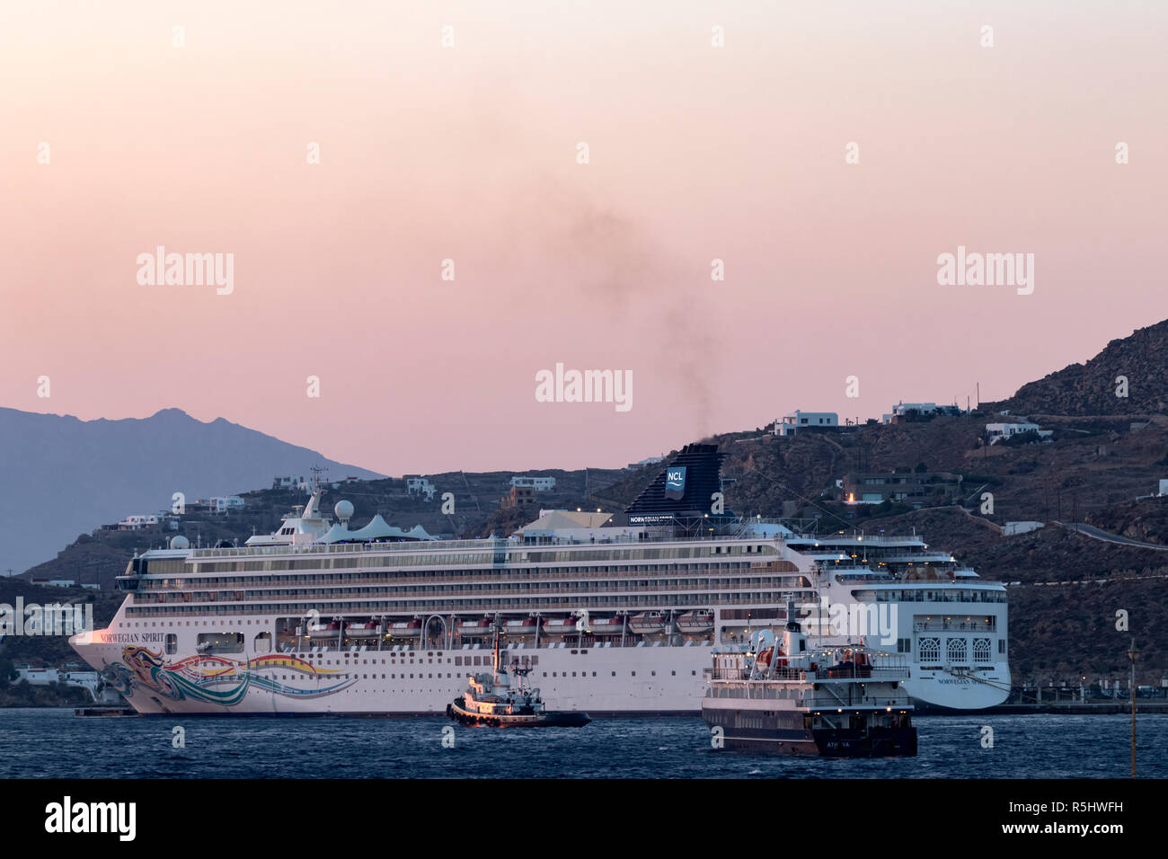 MYKONOS, GRÈCE - septembre 1, 2018 : un paquebot de croisière esprit norvégien s'apprête à voile hors du port de Mykonos. Banque D'Images
