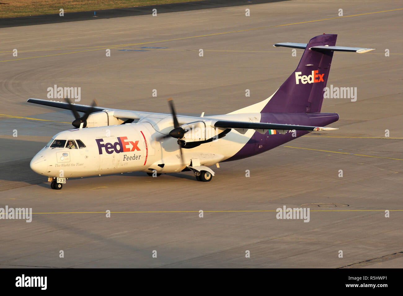 FedEx Feeder ATR 42 F avec l'inscription EI-FXB sur l'aire de l'aéroport de Cologne Bonn. Banque D'Images