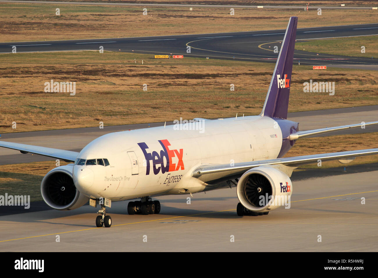 FedEx Boeing 777F avec l'enregistrement N880FD le roulage jusqu'à la borne. Banque D'Images