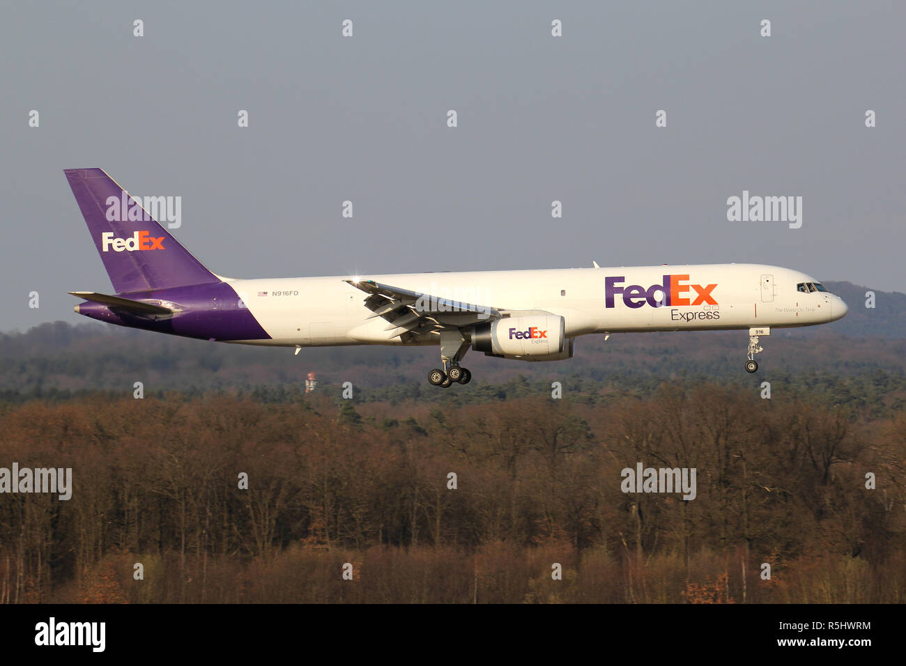 Boeing 757-200F avec FedEx immatriculé N916FD le roulage jusqu'à la borne. Banque D'Images
