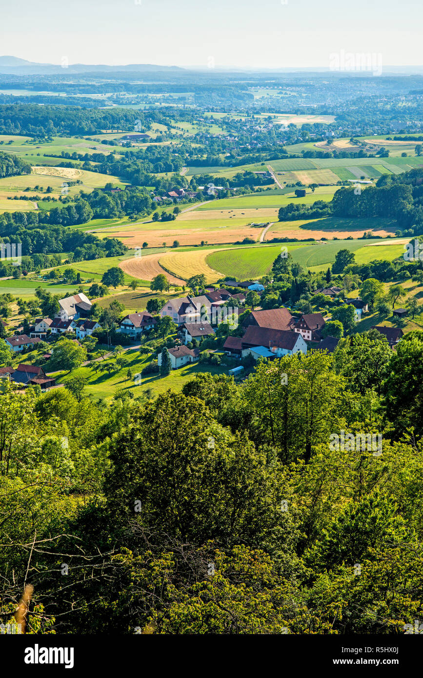 Vue panoramique sur le Jura souabe au-dessus du village hohrein Banque D'Images