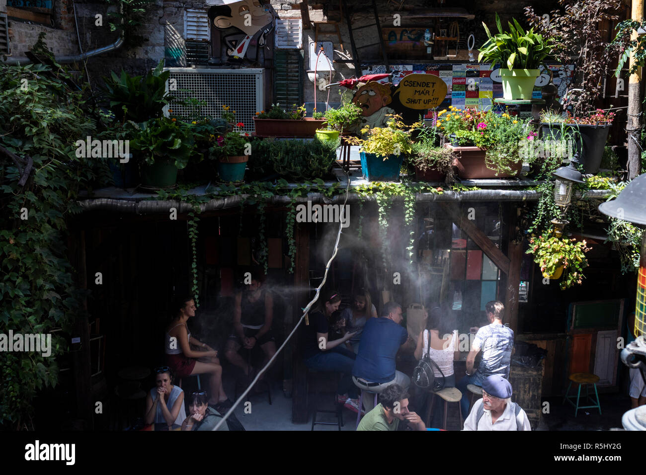 BUDAPEST, HONGRIE - le 12 août 2018 : un groupe de touristes chill out dans Szimpla kert ruin pub et marché de producteurs sur une chaude journée d'été. Banque D'Images
