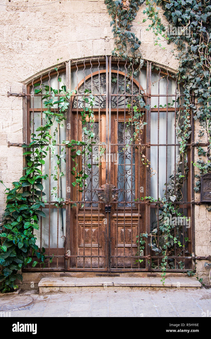 Vieille porte en bois et la porte de Jaffa, Israël Banque D'Images