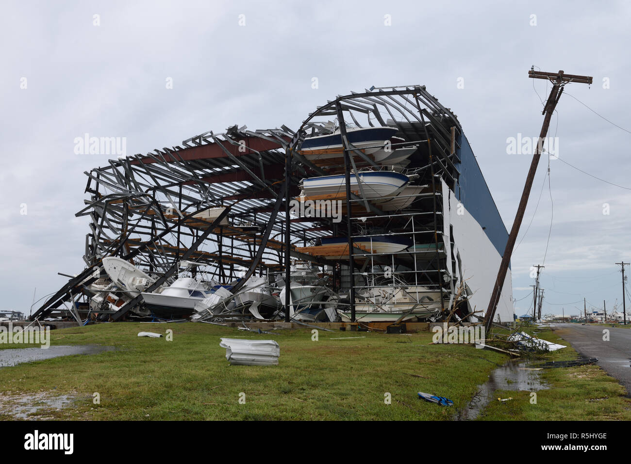 L'ouragan Harvey grands dommages causés par le vent et la destruction de bâtiment de stockage de bateau en acier à Rockport, Texas / USA. Banque D'Images