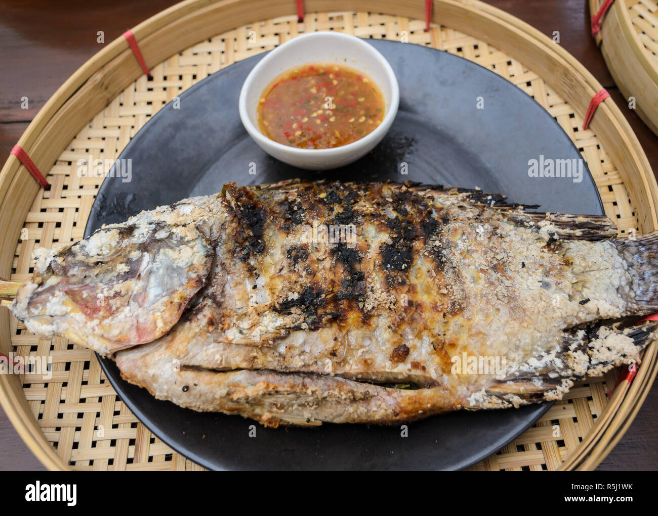 Poisson grillé en croûte de sel, la cuisine Thaïlandaise Banque D'Images
