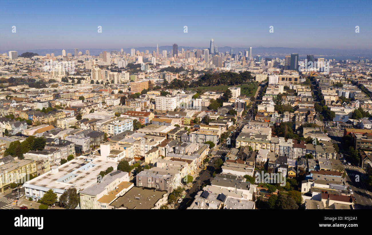 Ciel bleu clair sur un après-midi ensoleillé sur les maisons et les quartiers de San Francisco Banque D'Images