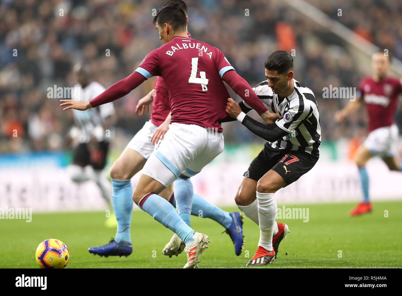 West Ham United's Fabian Balbuena (à gauche) et du Newcastle United Ayoze Perez bataille pour la balle durant le premier match de championnat à St James' Park, Newcastle. Banque D'Images