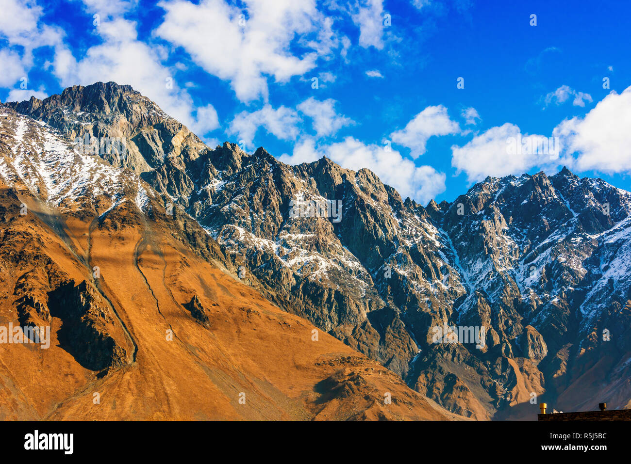 Montagnes sur Stepantsminda Khevi anciennement Kazbegi dans la province, la Géorgie. Grand Caucase. Banque D'Images