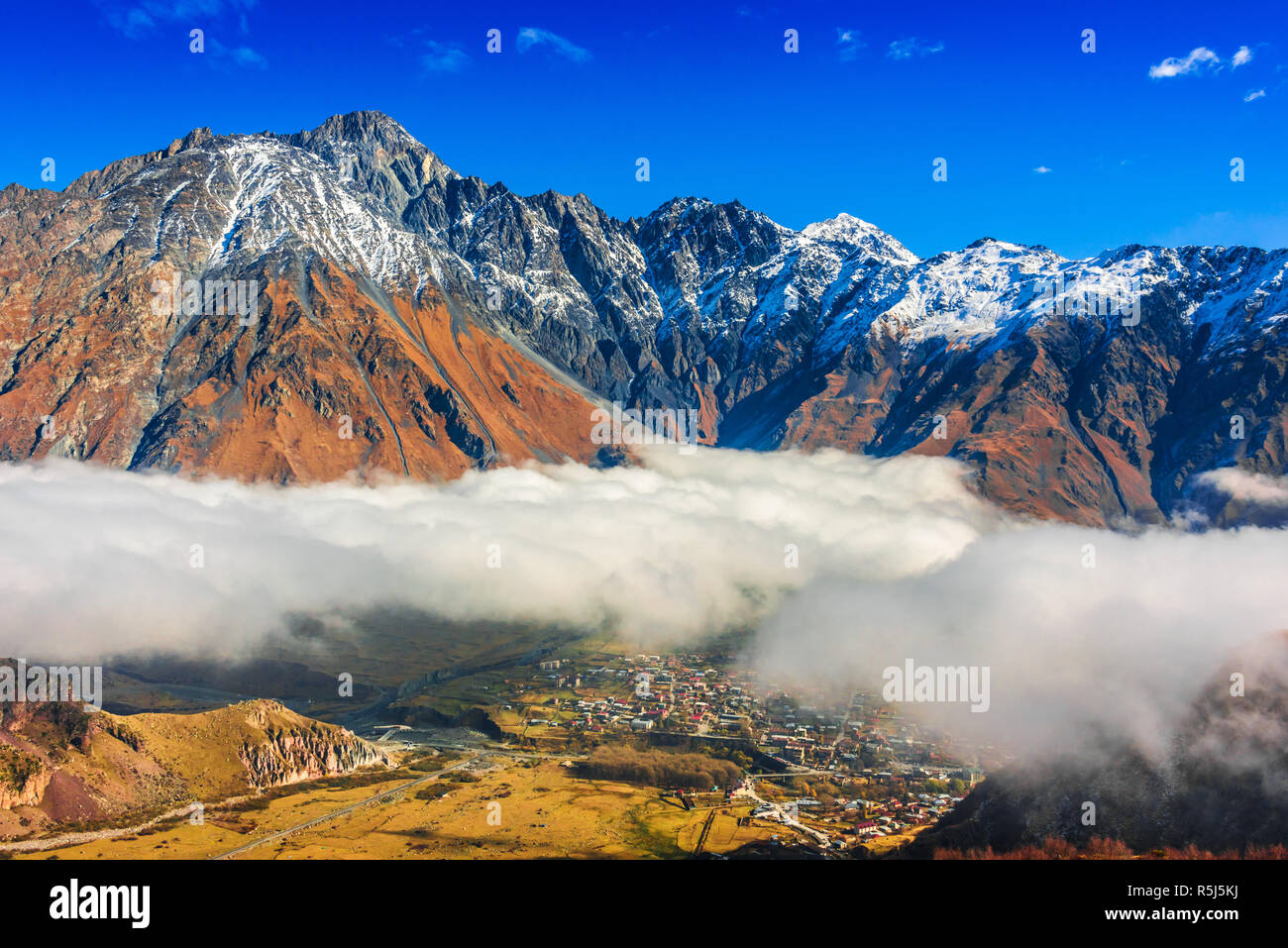 Montagnes sur Stepantsminda Khevi anciennement Kazbegi dans la province, la Géorgie. Grand Caucase. Banque D'Images