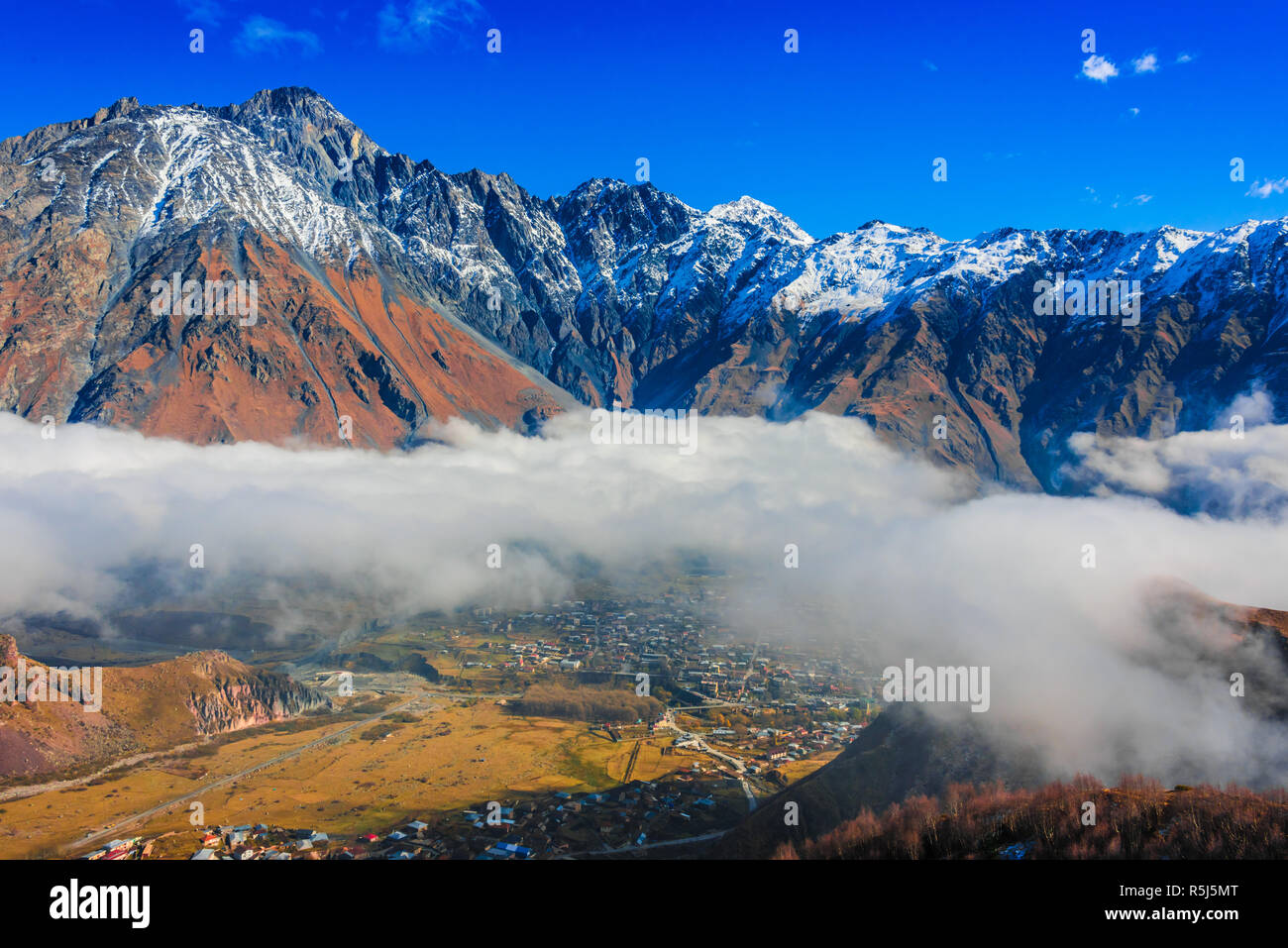 Montagnes sur Stepantsminda Khevi anciennement Kazbegi dans la province, la Géorgie. Grand Caucase. Banque D'Images