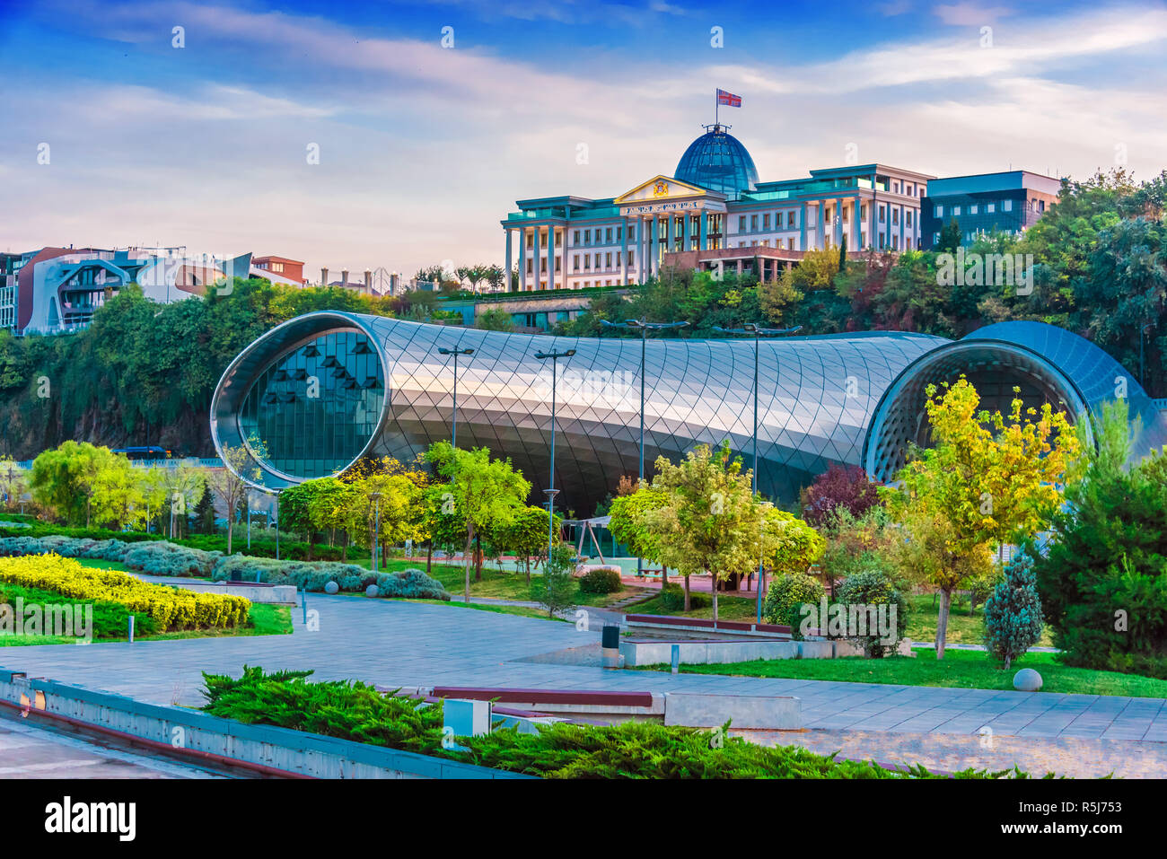 Tbilissi, Géorgie - OCT 23, 2018 : l'architecture moderne de Tbilissi (Géorgie) avec le palais présidentiel. Banque D'Images