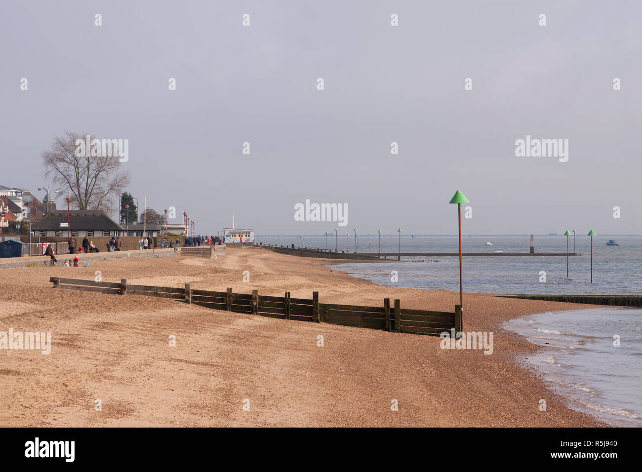 Épi en bois sur la plage à Leigh-on-Sea, à marée basse. Banque D'Images