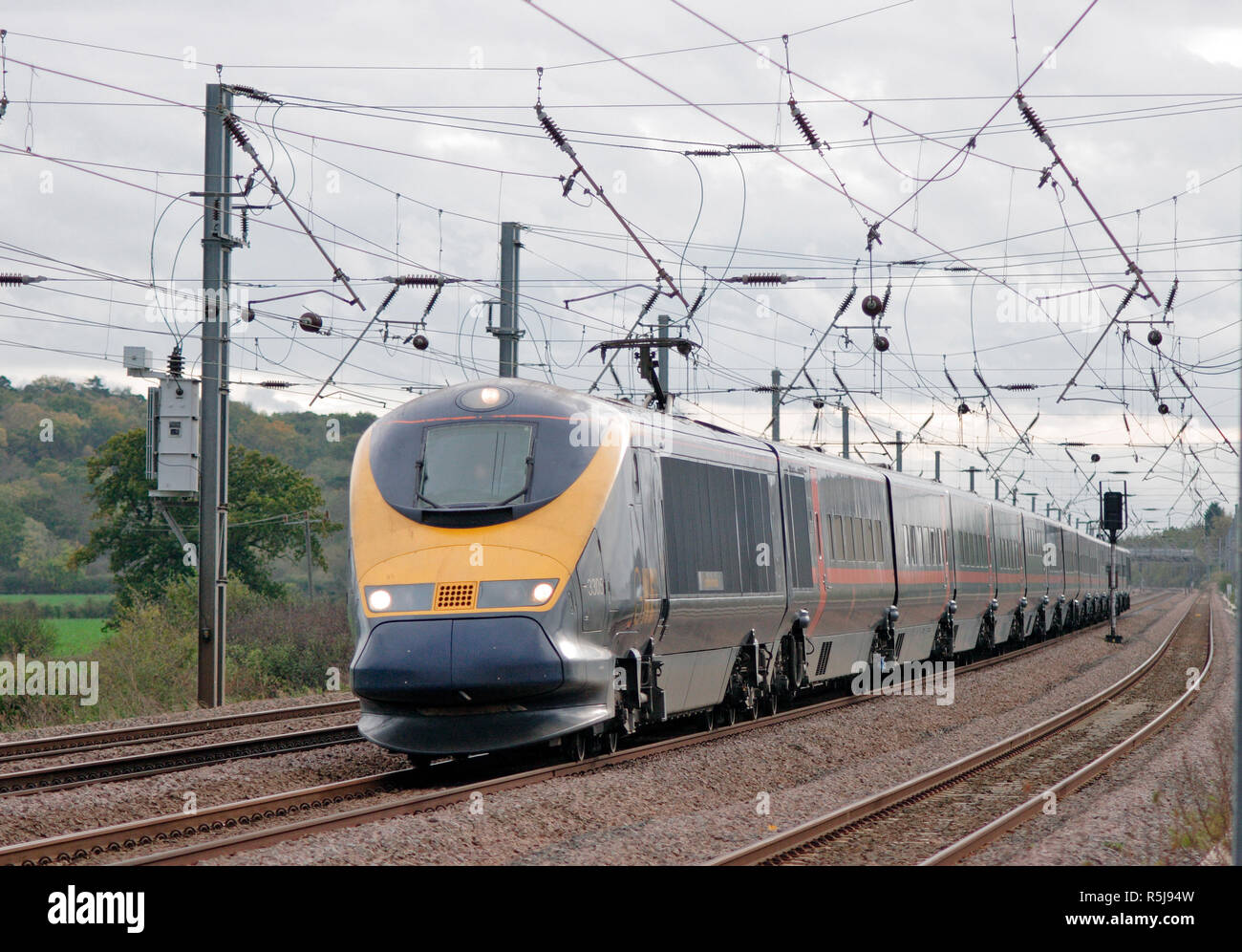 Un train Eurostar GNER de classe 373 numéros 373305 et 373306 part vers le nord le long de la ligne principale de la côte est près de Sandy. Banque D'Images