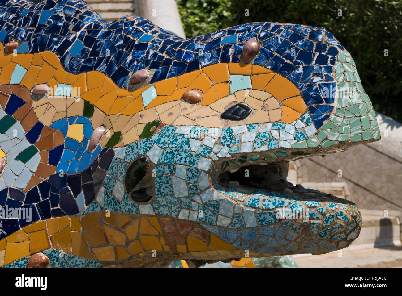 Une tête d'animal décoratif fait de mosaïque dans le Parc Guell conçu par  Antoni Gaudi, Barcelone, Espagne Photo Stock - Alamy
