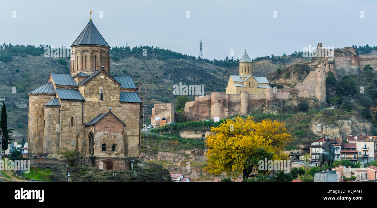 Avis de Meteki Église de l'Assomption et forteresse de Narikala à Tbilissi, Géorgie. Banque D'Images