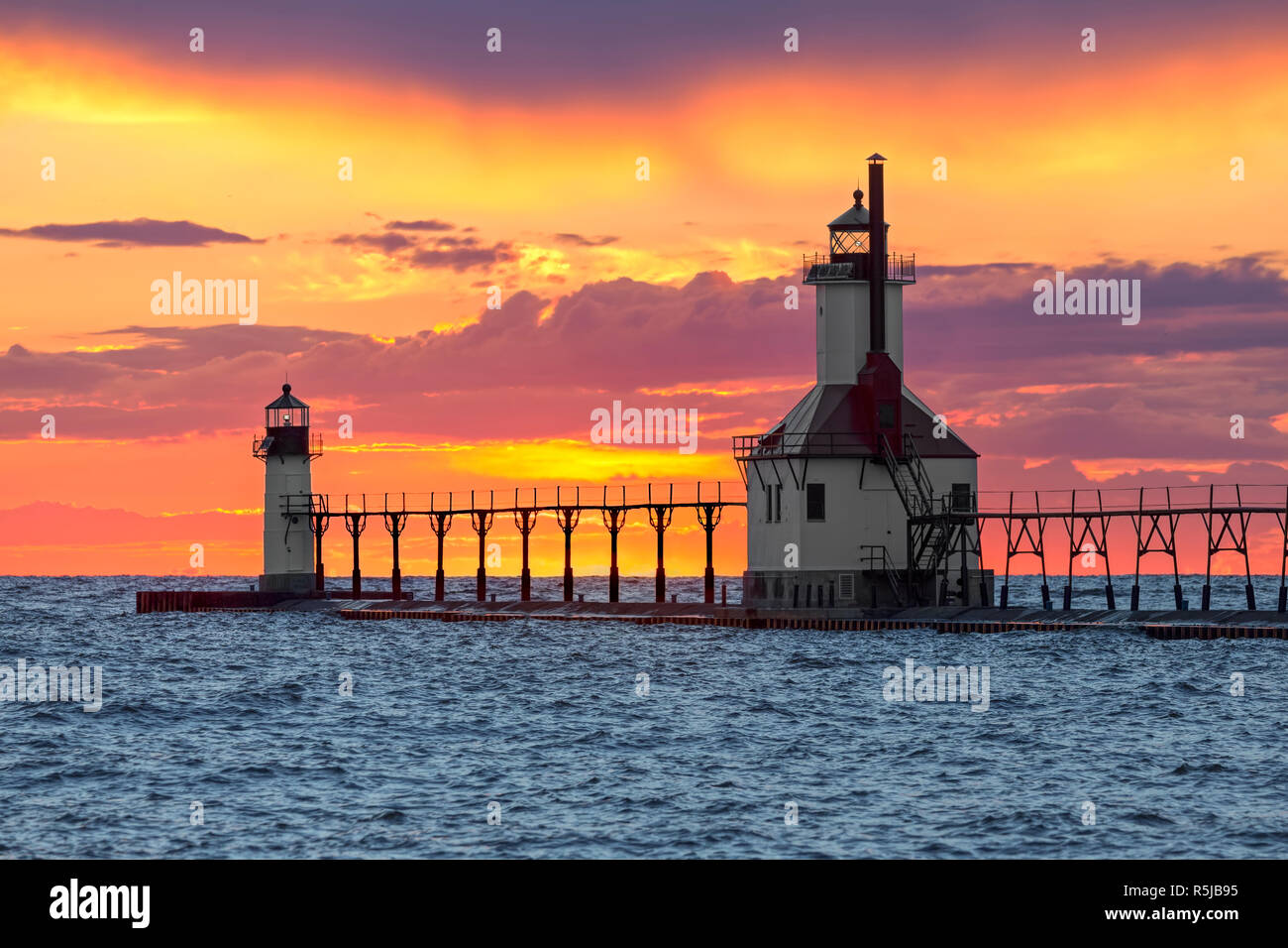 Le Saint Joseph, Michigan North Pier phare intérieur et extérieur cirées leurs lumières soutenue par un coucher de soleil coloré et spectaculaire sur le lac Michigan. Banque D'Images