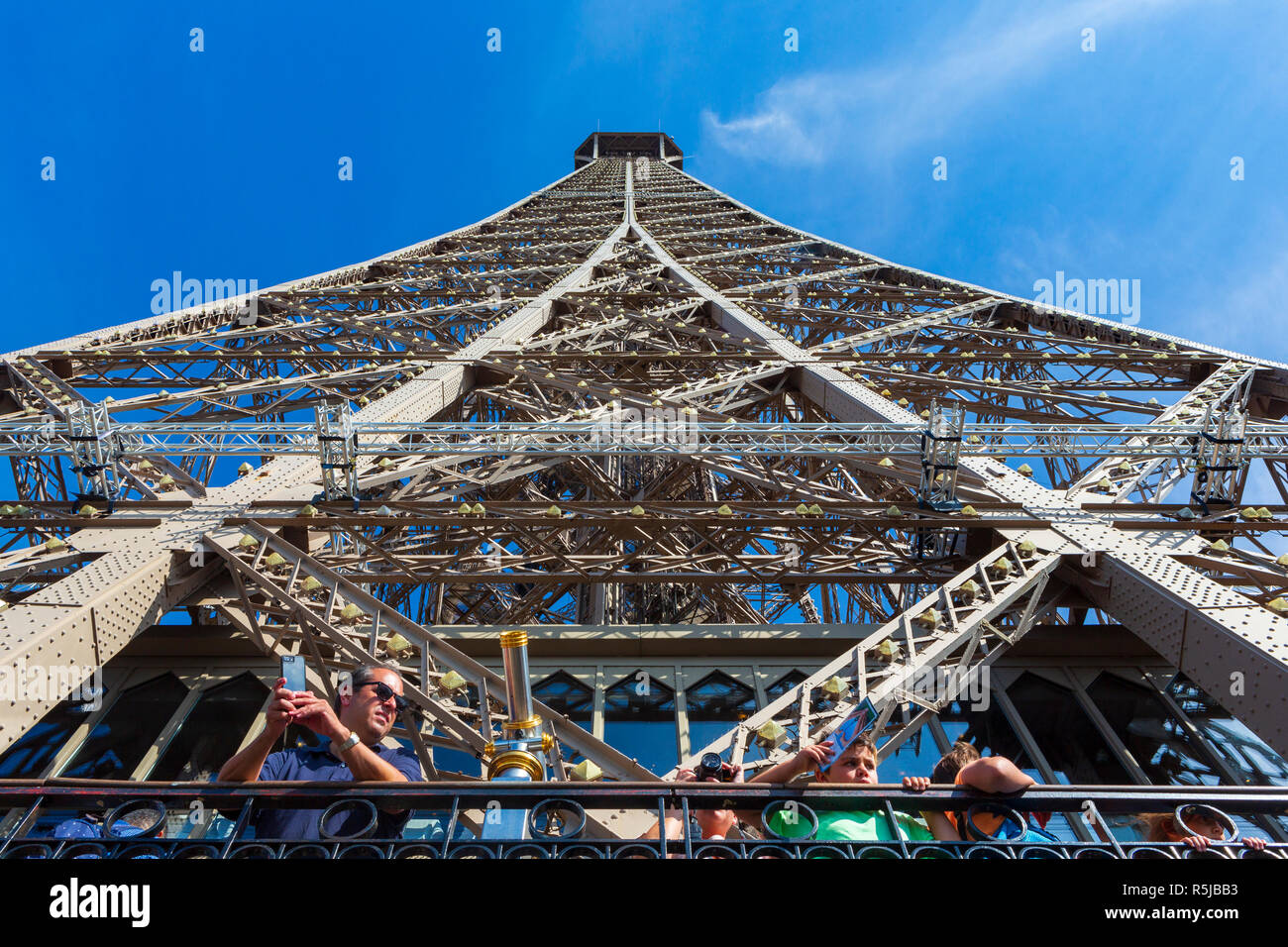 La Tour Eiffel, un pylône en treillis en fer forgé sur le Champ de Mars à Paris, France. Banque D'Images