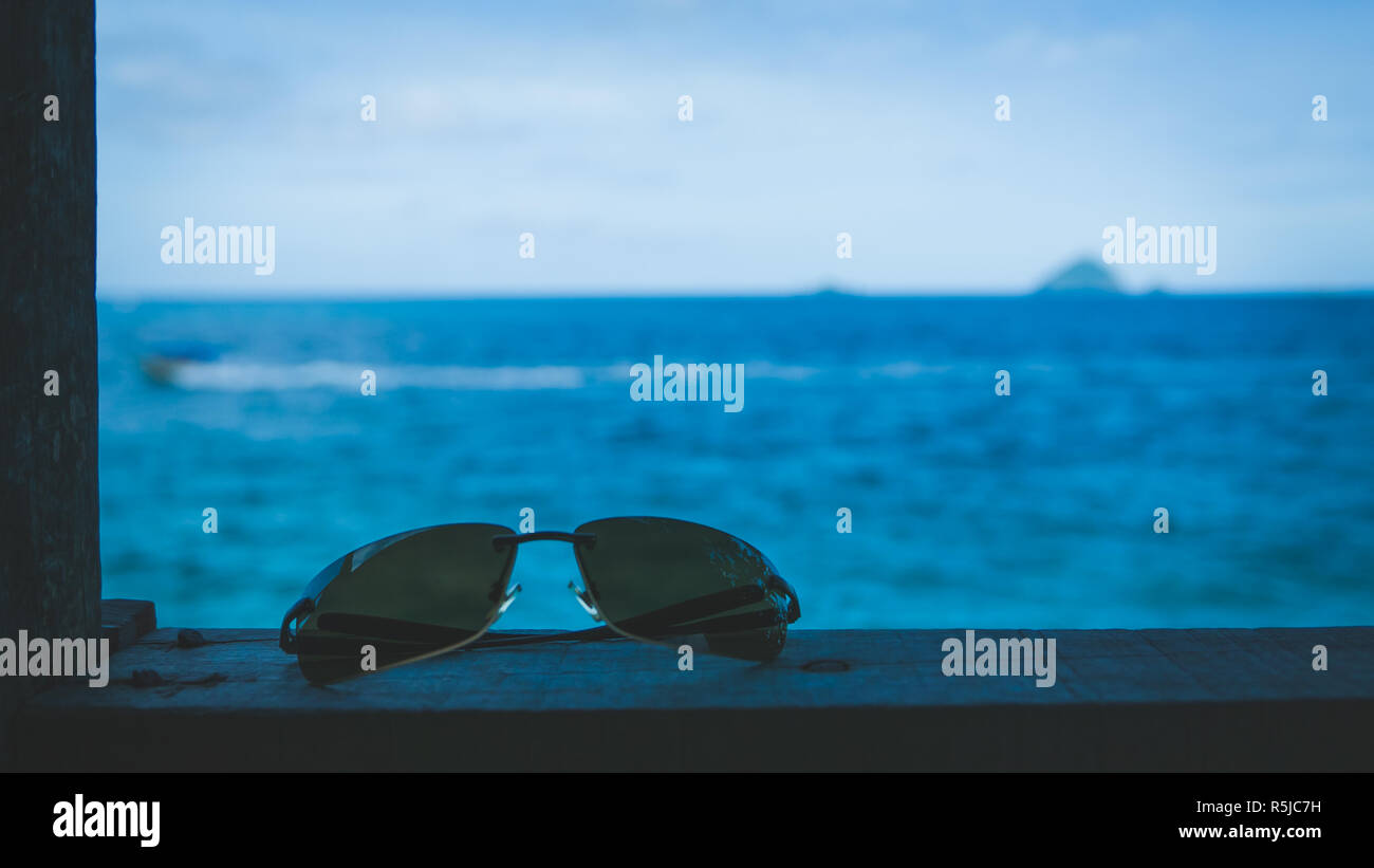 Lunettes de soleil sur la mer tropicale unique, vue d'arrière-plan de cabane de plage Banque D'Images