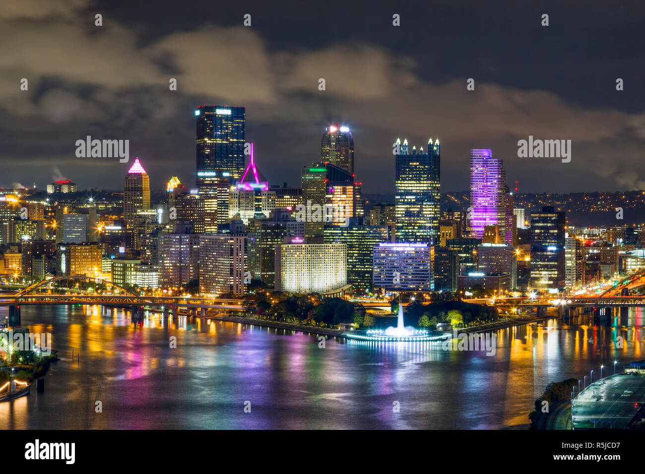 La ville de Pittsburgh, Pennsylvanie brille la nuit où l'Allegheny et Monongahela, se rencontrent pour former le puissant dans l'Ohio. Banque D'Images