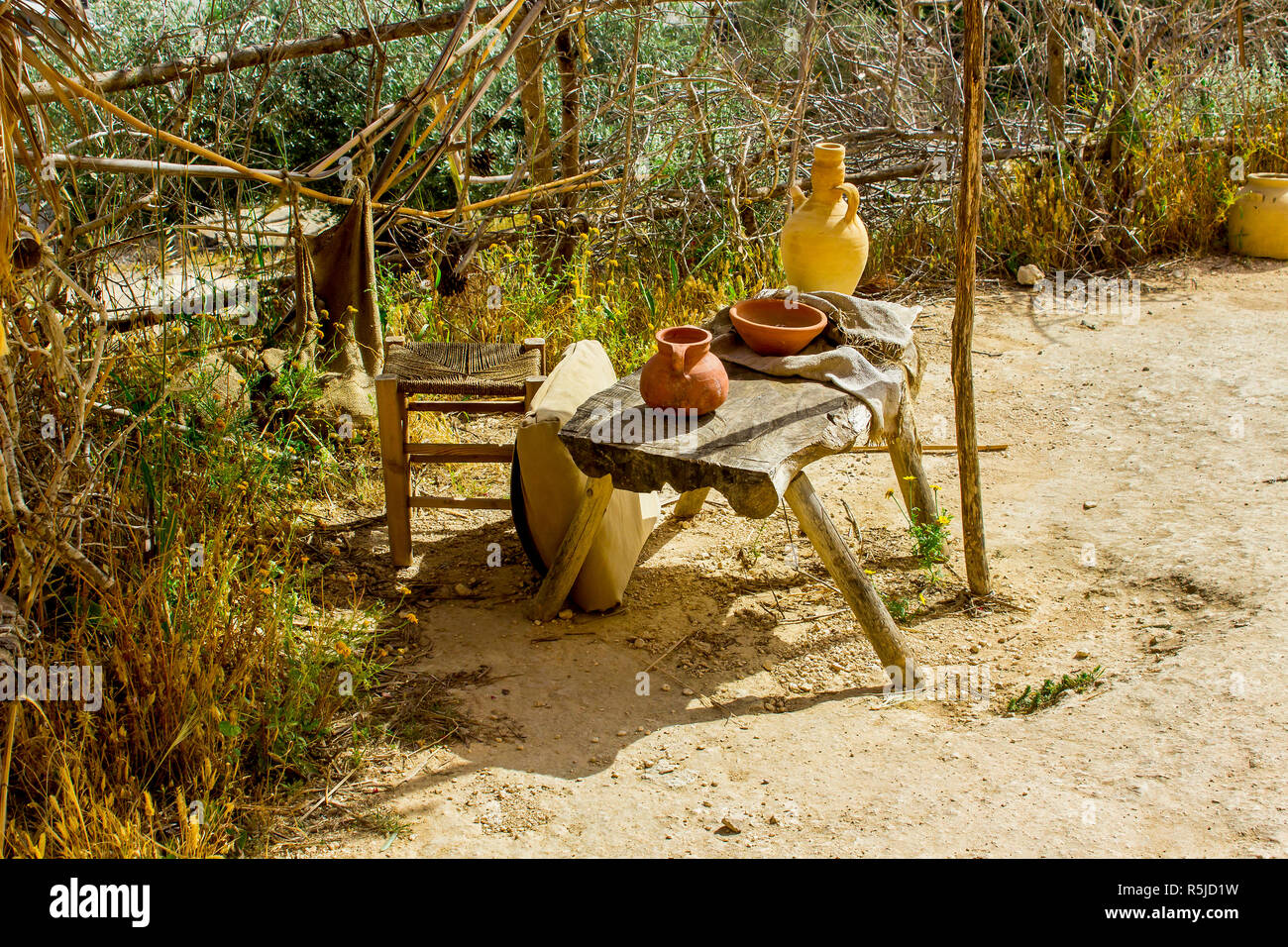 Une petite table en bois rugueux dans le musée en plein air du village de Nazareth en Israël. Ce site donne un aspect authentique à la vie et l'époque de Jésus en 1 Banque D'Images